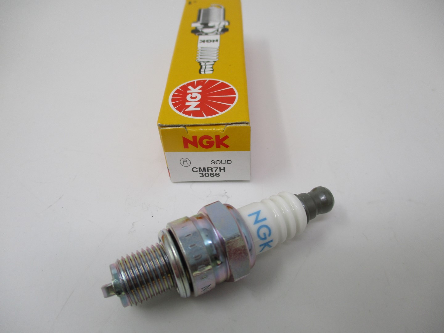 Genuine NGK 3066 CMR7H Spark Plugs Resistor Type - Image 2